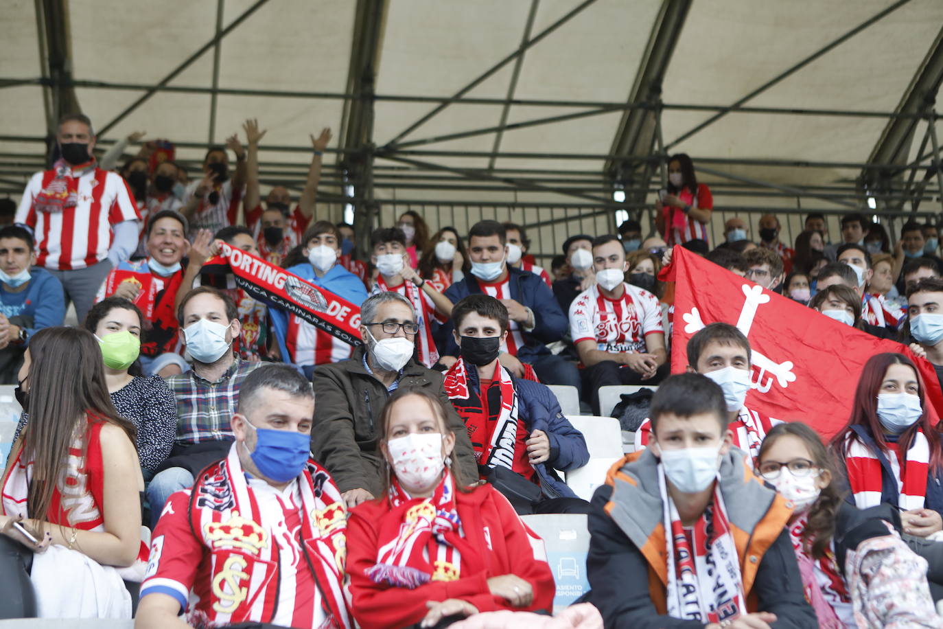 La afición del Sporting ha viajado a Lugo para empujar al equipo gijonés hacia la victoria 