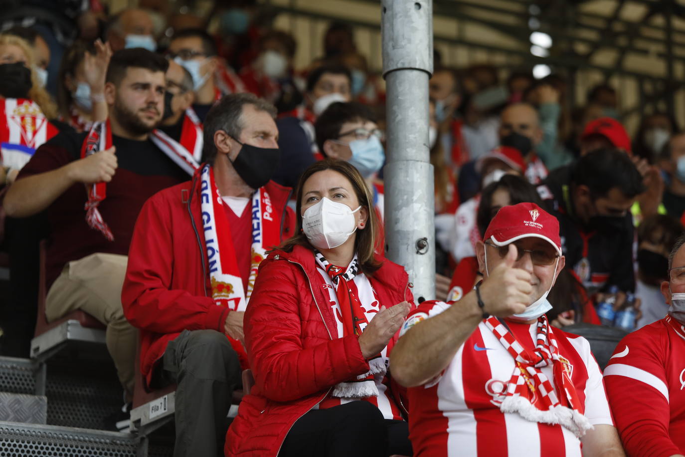 La afición del Sporting ha viajado a Lugo para empujar al equipo gijonés hacia la victoria 