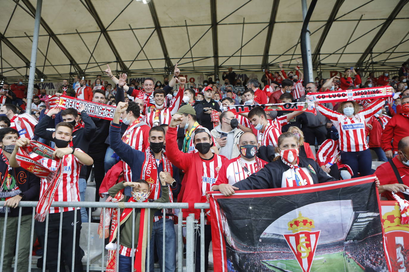 La afición del Sporting ha viajado a Lugo para empujar al equipo gijonés hacia la victoria 