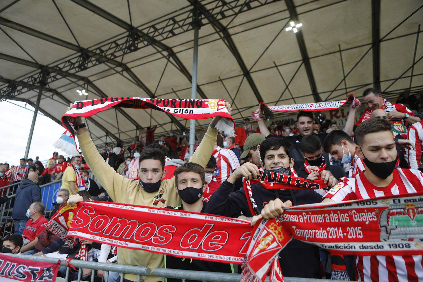 La afición del Sporting ha viajado a Lugo para empujar al equipo gijonés hacia la victoria 