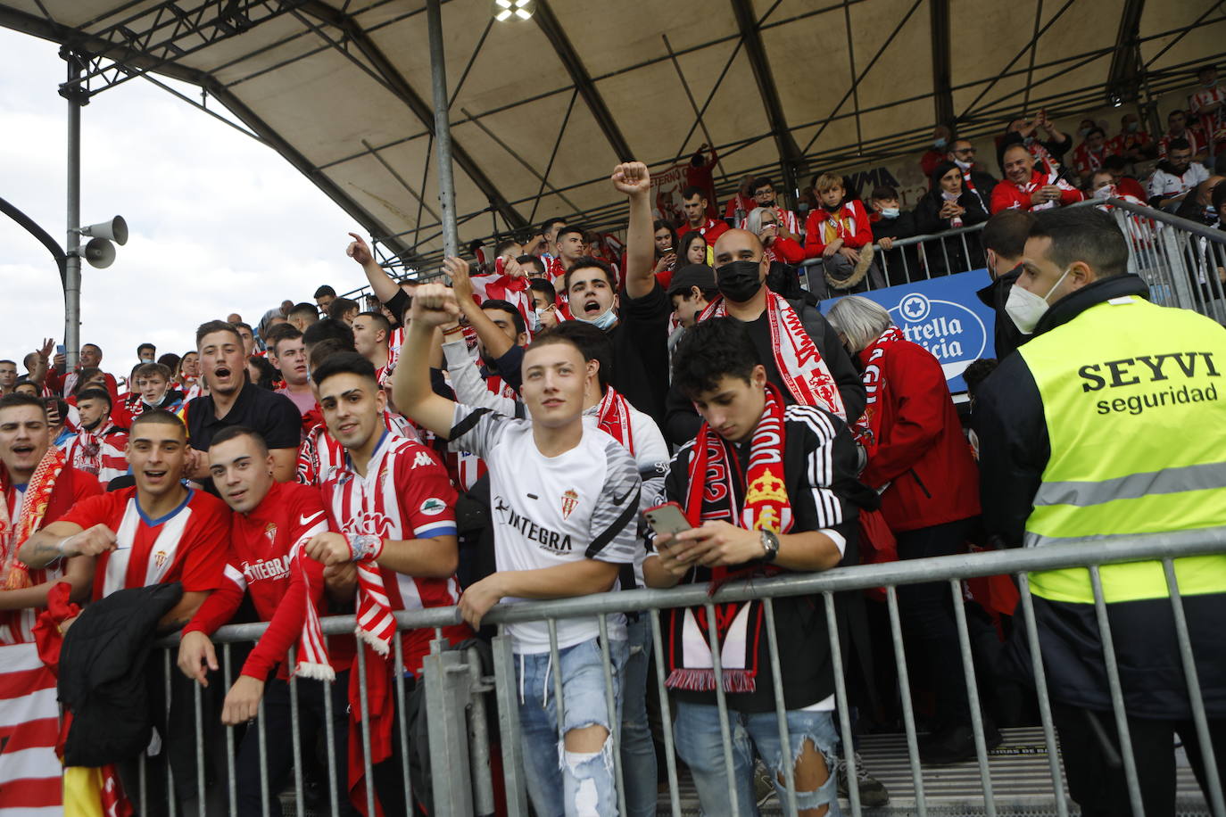 La afición del Sporting ha viajado a Lugo para empujar al equipo gijonés hacia la victoria 