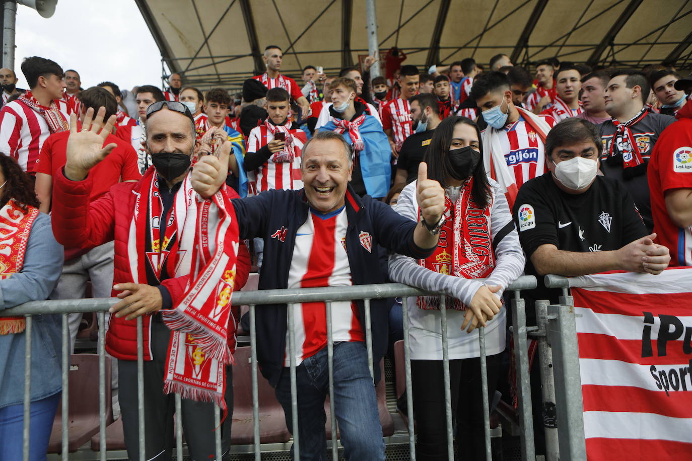 La afición del Sporting ha viajado a Lugo para empujar al equipo gijonés hacia la victoria 