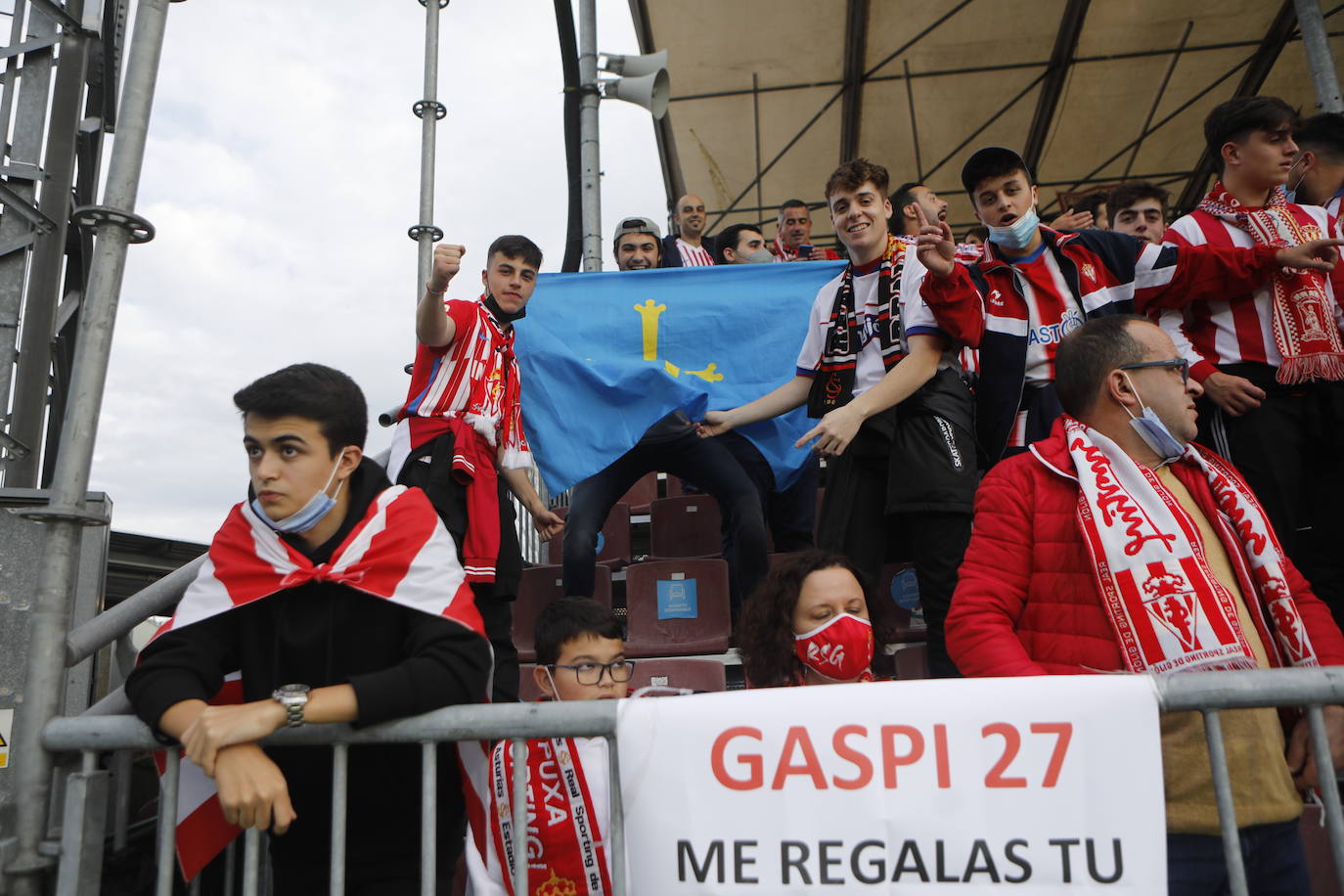 La afición del Sporting ha viajado a Lugo para empujar al equipo gijonés hacia la victoria 