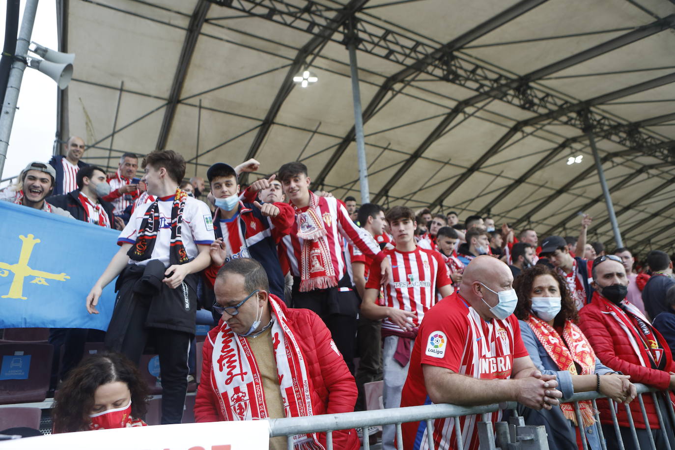 La afición del Sporting ha viajado a Lugo para empujar al equipo gijonés hacia la victoria 