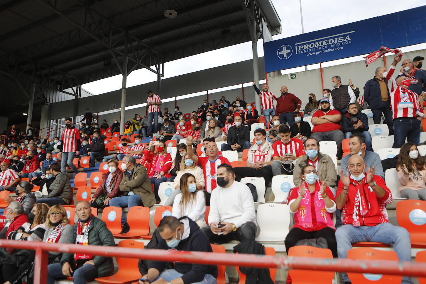 La afición del Sporting ha viajado a Lugo para empujar al equipo gijonés hacia la victoria 