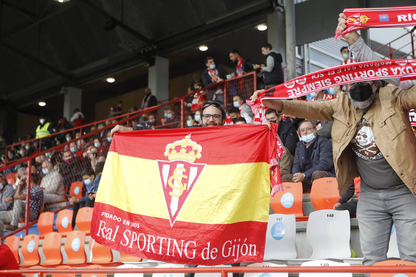 La afición del Sporting ha viajado a Lugo para empujar al equipo gijonés hacia la victoria 