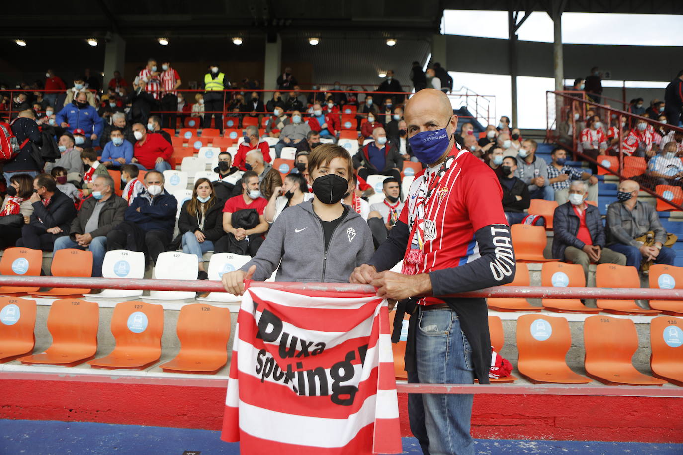 La afición del Sporting ha viajado a Lugo para empujar al equipo gijonés hacia la victoria 