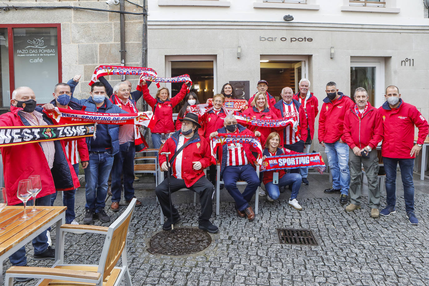 La afición del Sporting ha viajado a Lugo para empujar al equipo gijonés hacia la victoria