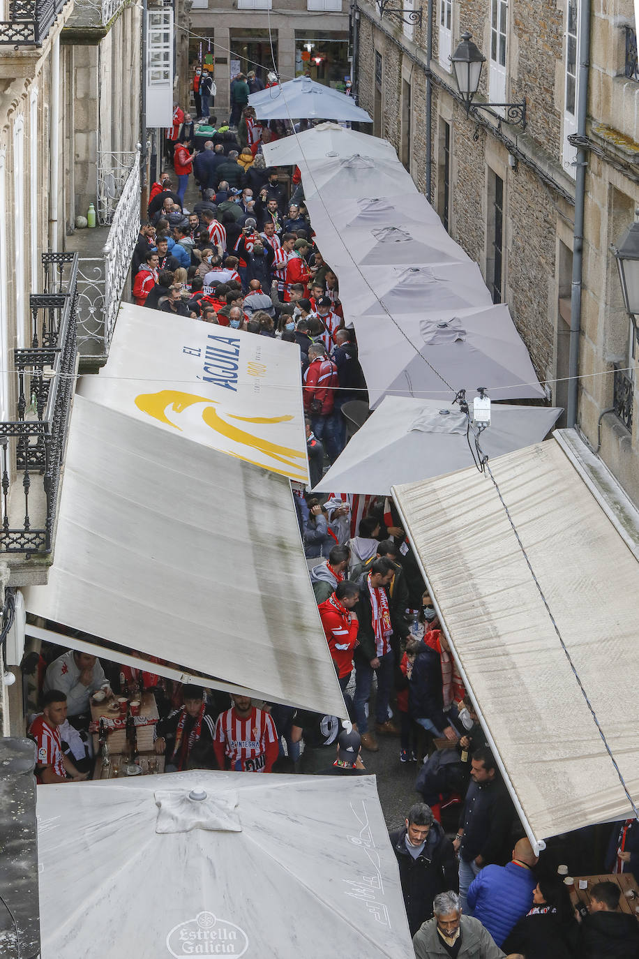 La afición del Sporting ha viajado a Lugo para empujar al equipo gijonés hacia la victoria