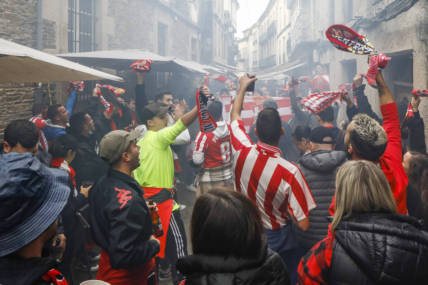 La afición del Sporting ha viajado a Lugo para empujar al equipo gijonés hacia la victoria