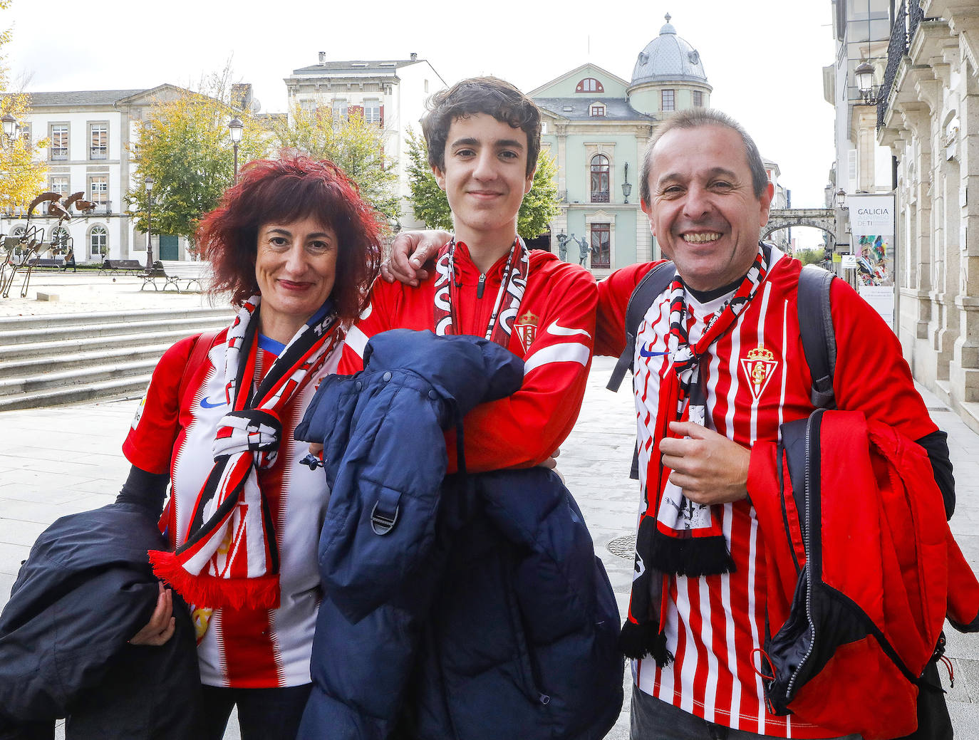 La afición del Sporting ha viajado a Lugo para empujar al equipo gijonés hacia la victoria