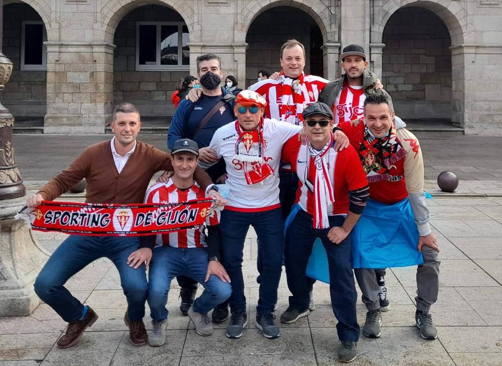 La afición del Sporting ha viajado a Lugo para empujar al equipo gijonés hacia la victoria