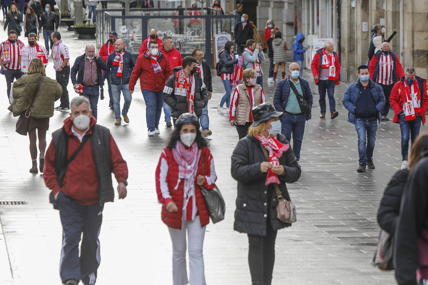 La afición del Sporting ha viajado a Lugo para empujar al equipo gijonés hacia la victoria