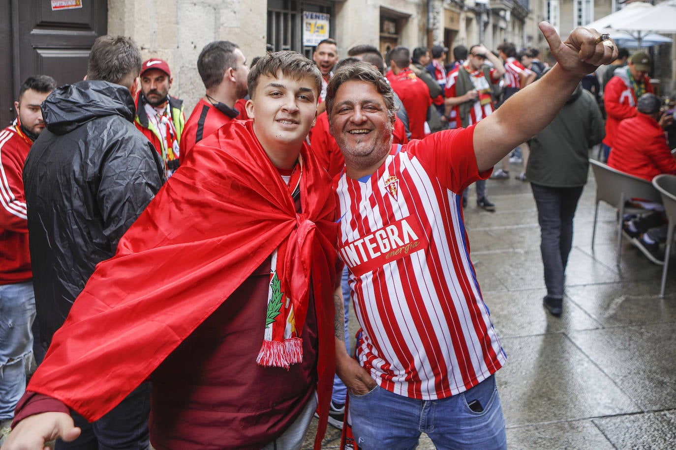 La afición del Sporting ha viajado a Lugo para empujar al equipo gijonés hacia la victoria