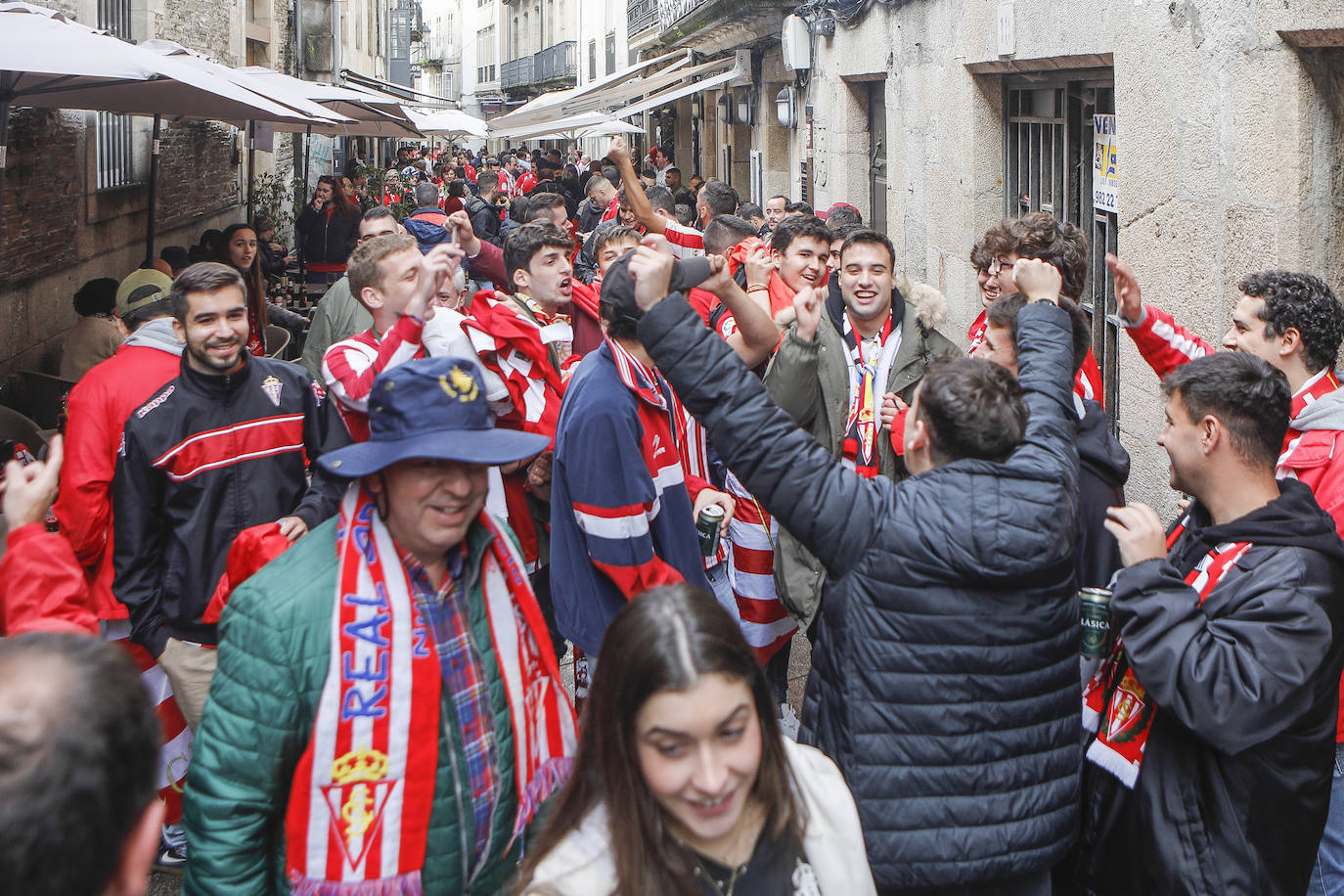 La afición del Sporting ha viajado a Lugo para empujar al equipo gijonés hacia la victoria