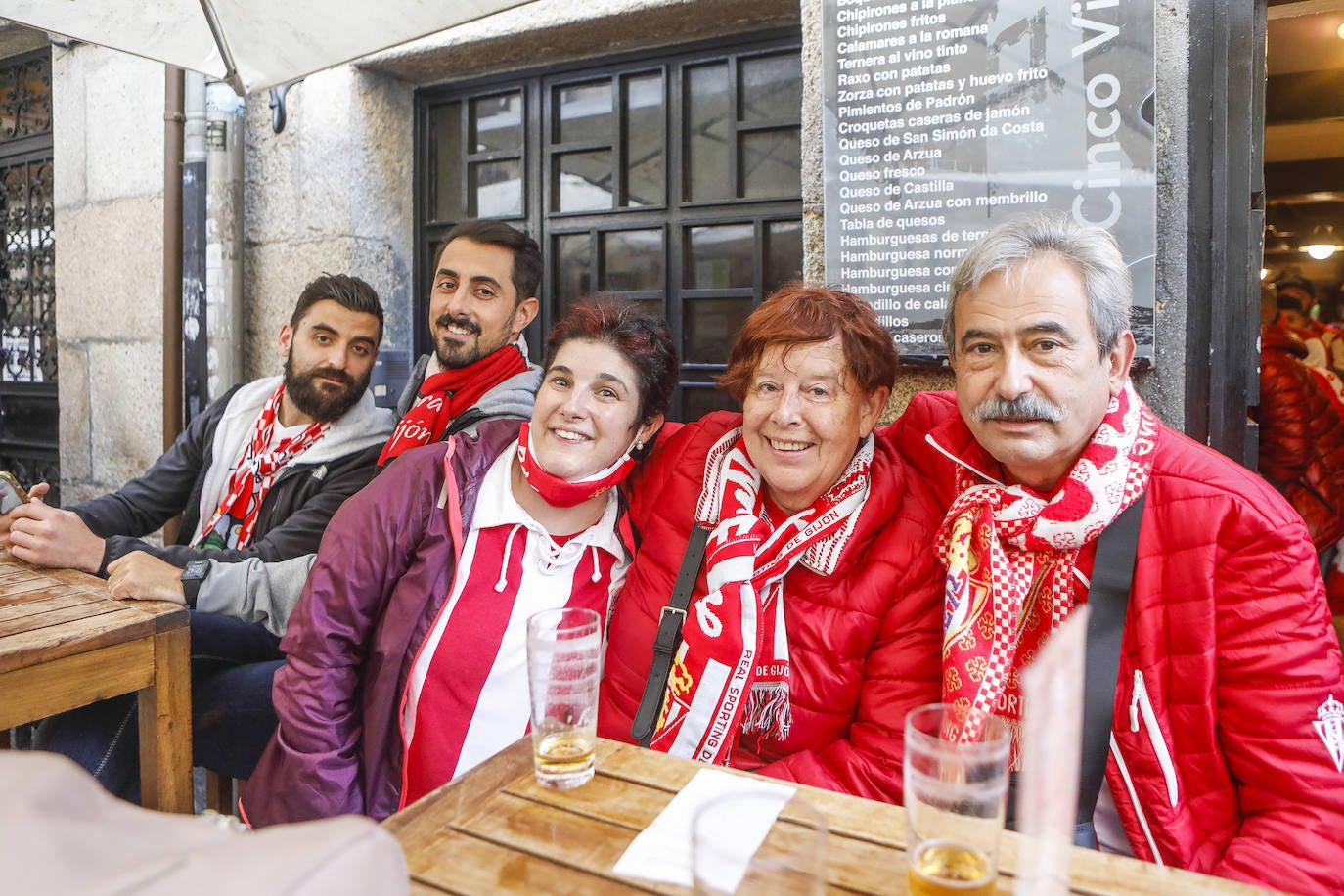 La afición del Sporting ha viajado a Lugo para empujar al equipo gijonés hacia la victoria