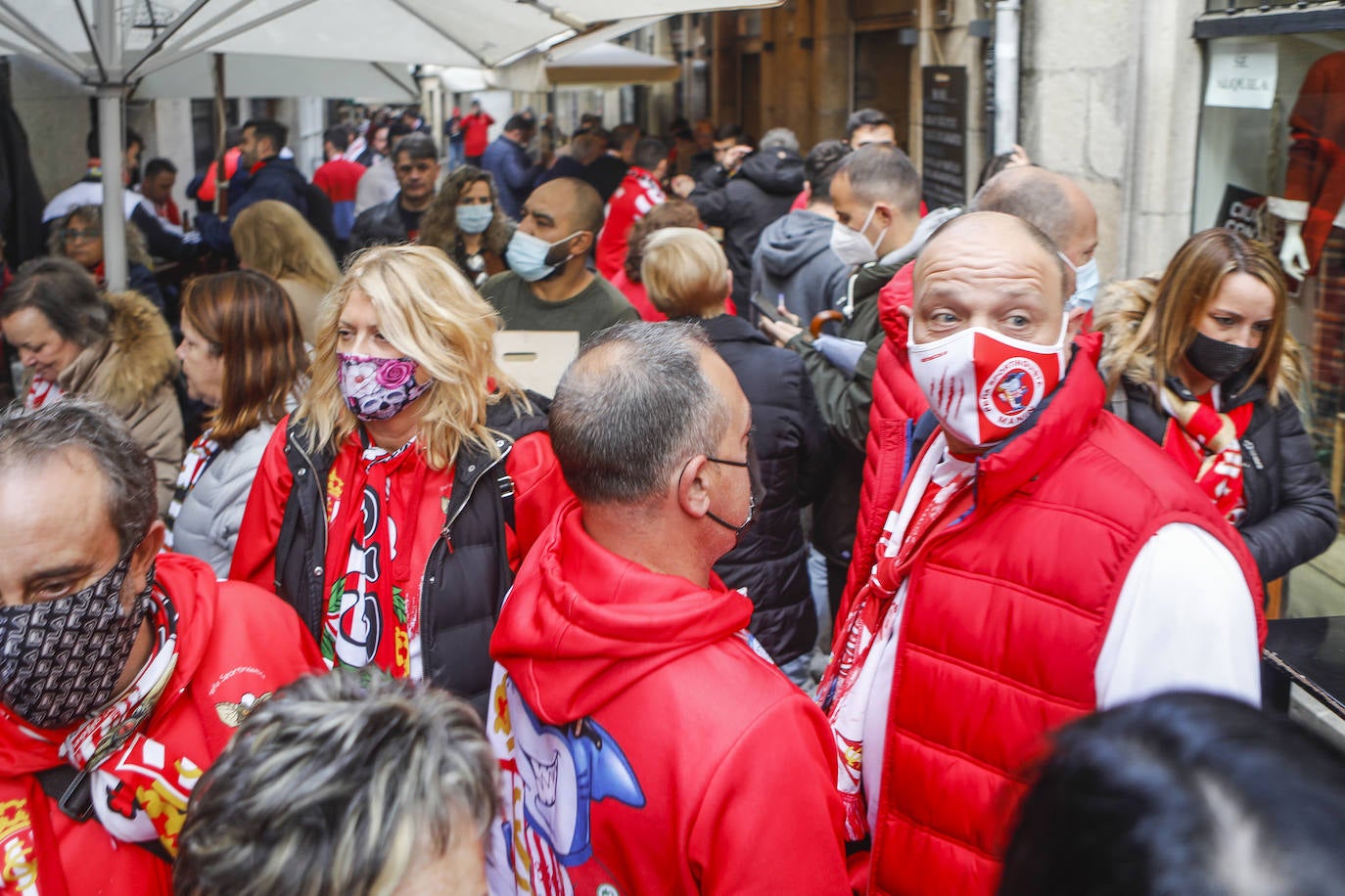 La afición del Sporting ha viajado a Lugo para empujar al equipo gijonés hacia la victoria