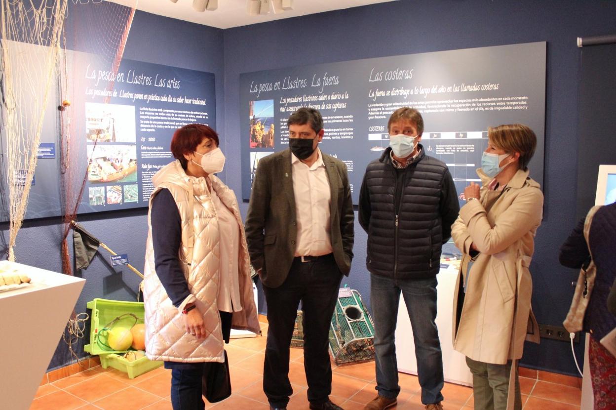 Esther Freile, Francisco González, Javier Menéndez y Sandra Cuesta, ayer en la exposición. 