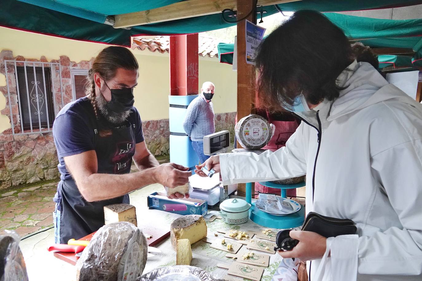 El Gamonéu firmó este domingo un regreso de récord, el de los 7.100 desembolsados por Crivencar Tierra Astur por los dos mejores quesos de las variedades del puertu y del valle, elaboradas por las queserías Gumartini y Vega Ceñal. La cuantía irá destinada a los afectados por el volcán de La Palma 