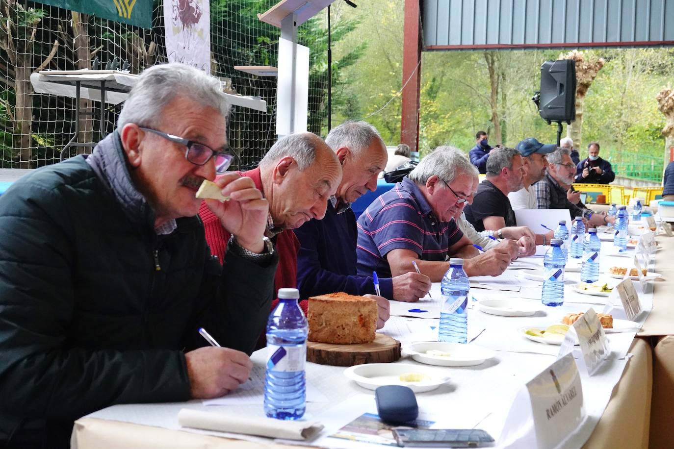 El Gamonéu firmó este domingo un regreso de récord, el de los 7.100 desembolsados por Crivencar Tierra Astur por los dos mejores quesos de las variedades del puertu y del valle, elaboradas por las queserías Gumartini y Vega Ceñal. La cuantía irá destinada a los afectados por el volcán de La Palma 