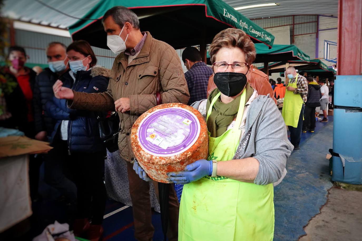 El Gamonéu firmó este domingo un regreso de récord, el de los 7.100 desembolsados por Crivencar Tierra Astur por los dos mejores quesos de las variedades del puertu y del valle, elaboradas por las queserías Gumartini y Vega Ceñal. La cuantía irá destinada a los afectados por el volcán de La Palma 