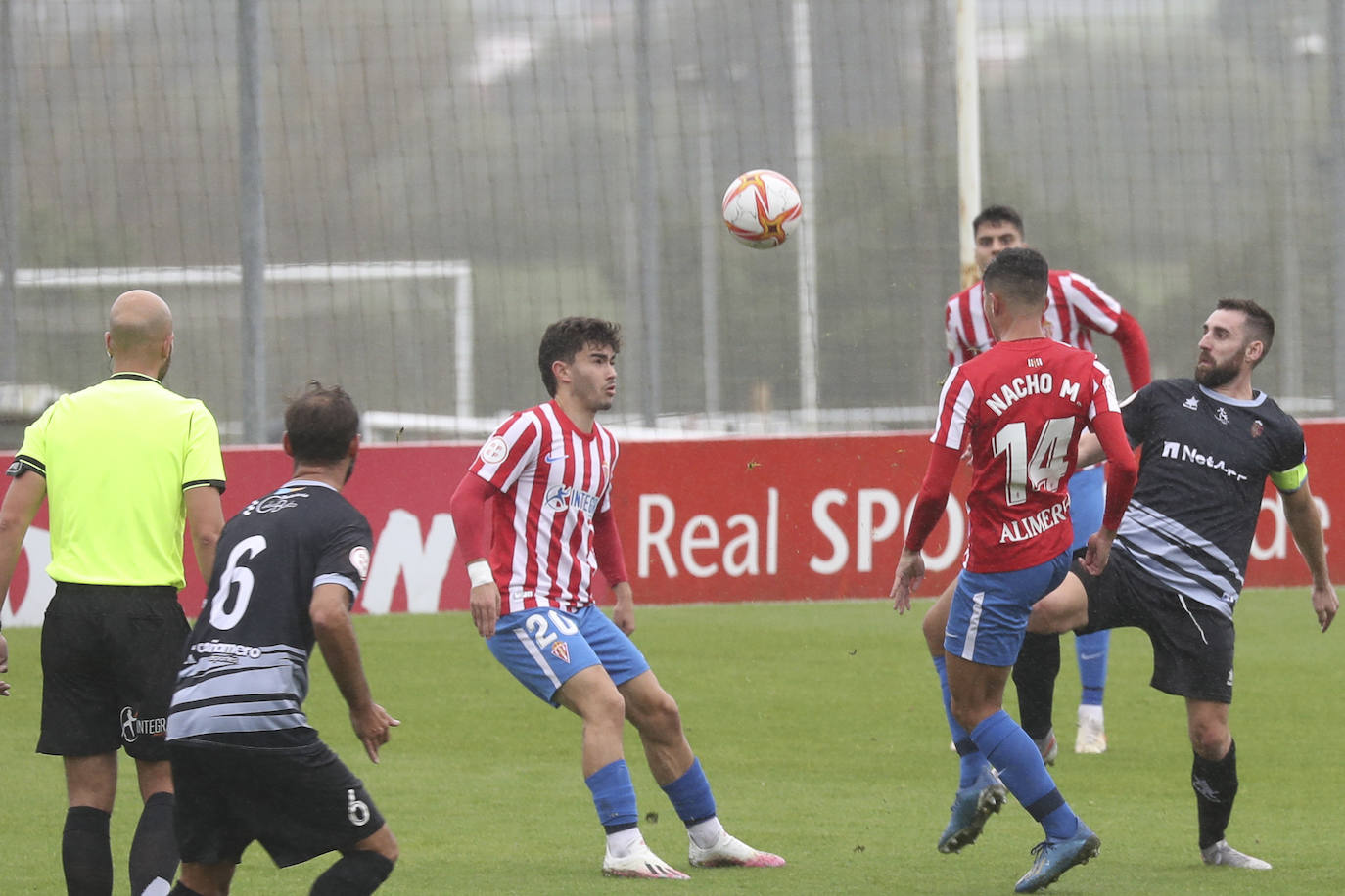 Fotos: Las mejores imágenes del Sporting B - Luarca