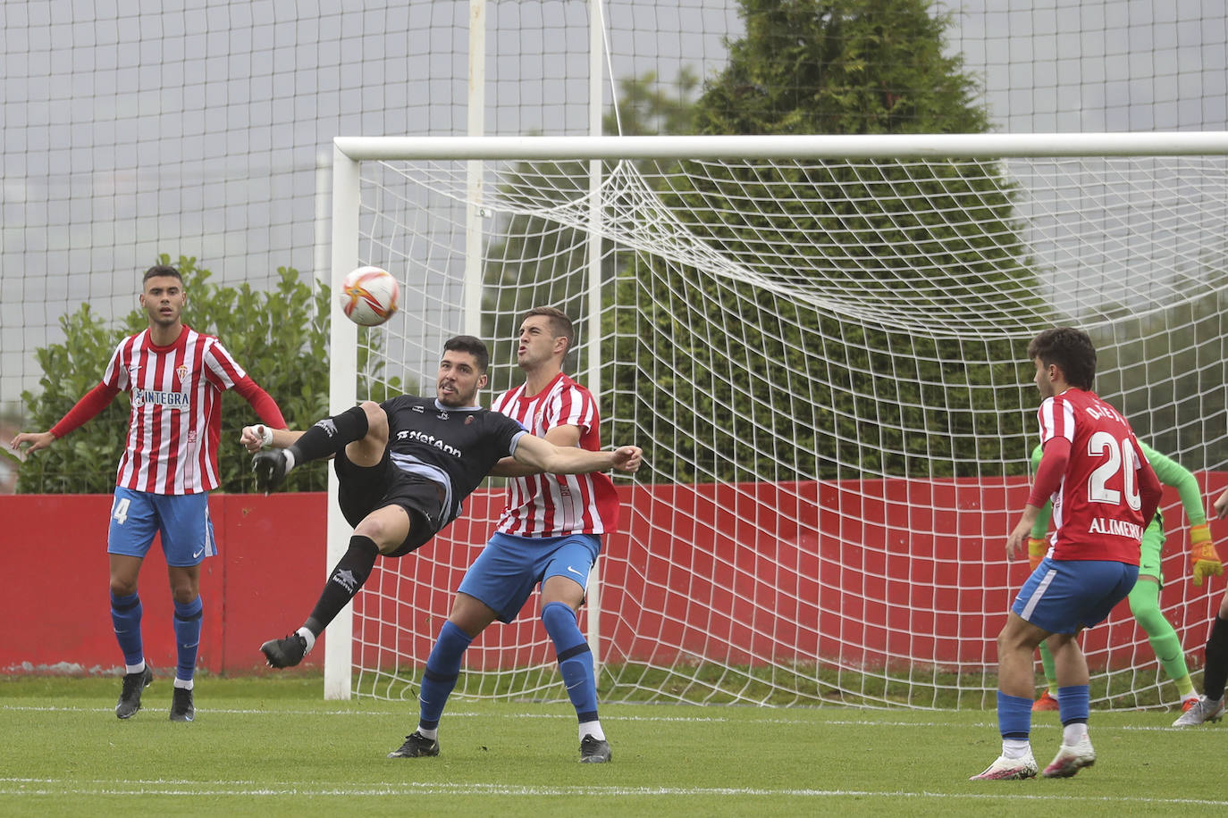 Fotos: Las mejores imágenes del Sporting B - Luarca
