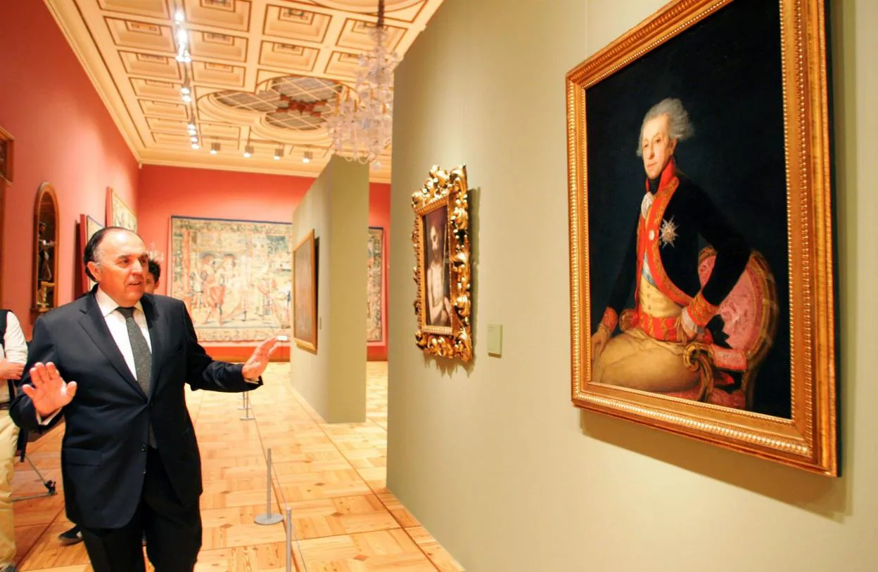 Gregorio Peña, en el pabellón de tapices, ante el 'Retrato del general Ricardos', atribuido a Goya, que fue restaurado en el Museo del Prado junto al 'Ecce Homo' de Luis Morales y la 'Adoración de los Reyes Magos' de Theodoor van Loon, expuestos en 2014 en La Quinta de El Pito. 