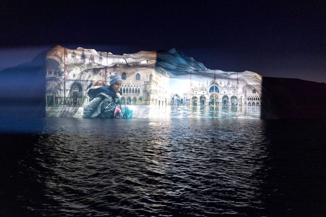 La Cumbre del Clima de la ONU ya ha comenzado y el artista suizo Gerry Hofstetter ha querido ayudar a concienciar sobre la importancia de cuidar el planeta. Hofstetter ha creado trece proyecciones en los icebergs del Ártico basadas en escenas de la naturaleza.