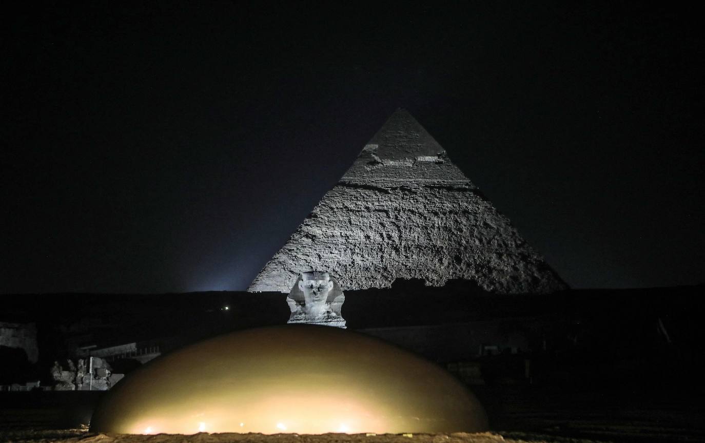 Las pirámides de Giza, Patrimonio de la Humanidad de la Unesco, cuentan con más de 4.000 años de antigüedad y son uno de los lugares más visitados del mundo. Pero ahora pueden verse como nunca antes, gracias a la exposición 'Forever Is Now', que recoge las obras de 10 artistas internacionales especialistas en la ilusión óptica, como Jean Rene (conocido como JR)