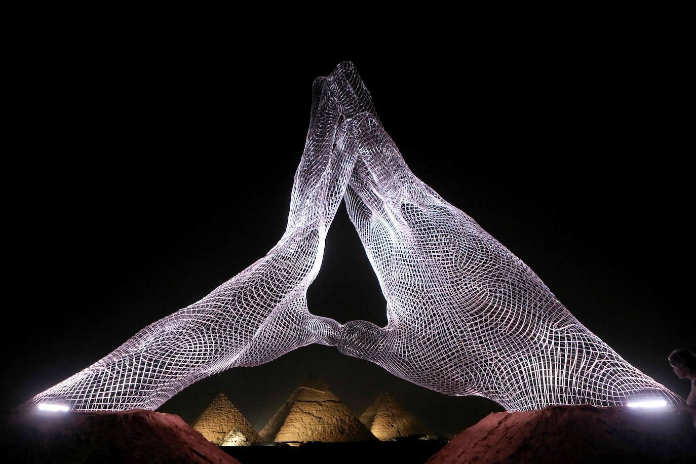 Las pirámides de Giza, Patrimonio de la Humanidad de la Unesco, cuentan con más de 4.000 años de antigüedad y son uno de los lugares más visitados del mundo. Pero ahora pueden verse como nunca antes, gracias a la exposición 'Forever Is Now', que recoge las obras de 10 artistas internacionales especialistas en la ilusión óptica, como Jean Rene (conocido como JR)