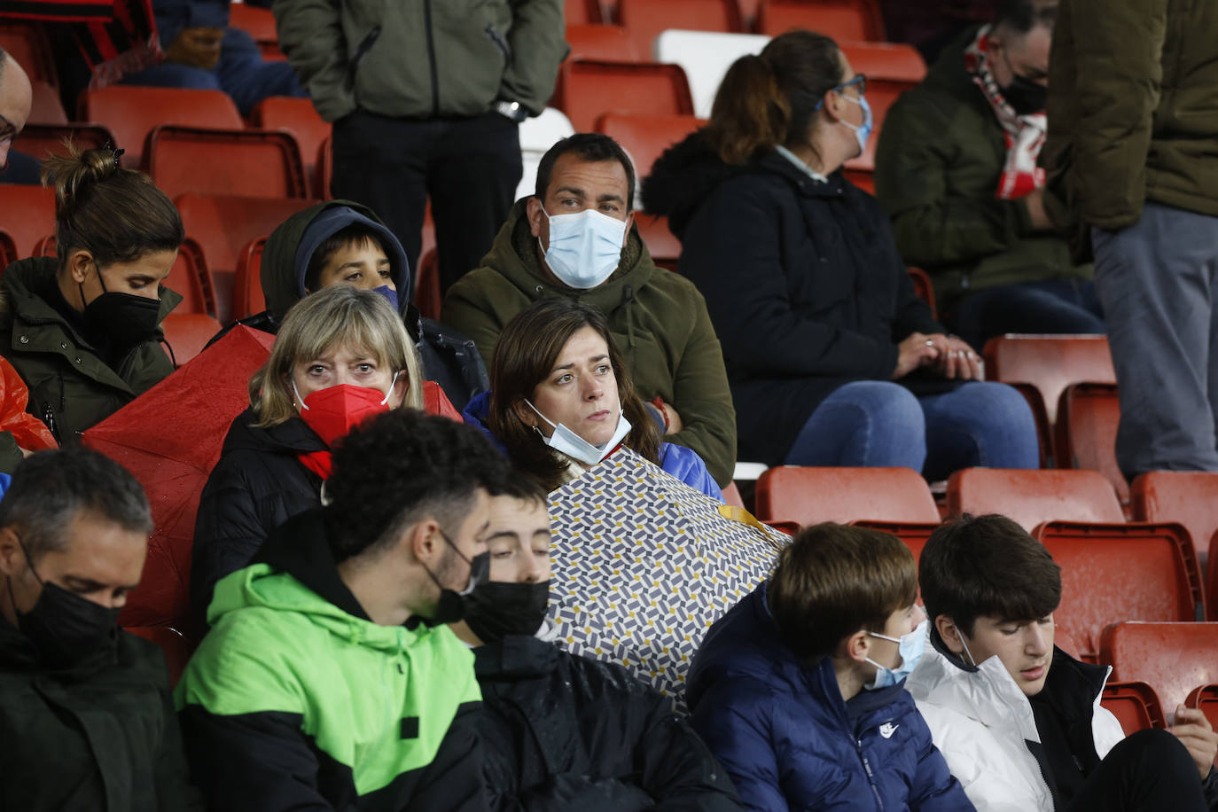 Fotos: ¿Estuviste en el Sporting-Almería? ¡Búscate!