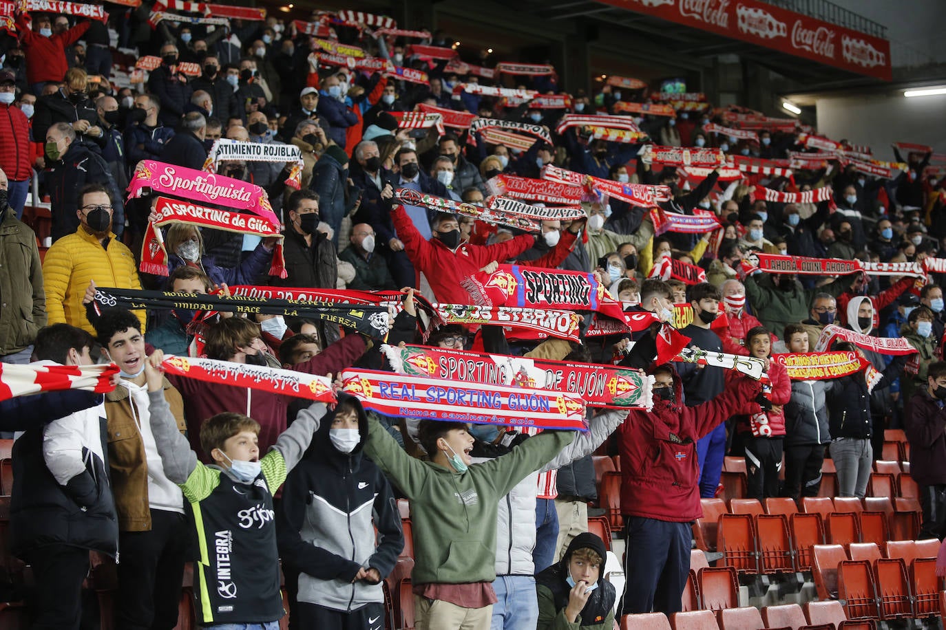 Fotos: ¿Estuviste en el Sporting-Almería? ¡Búscate!