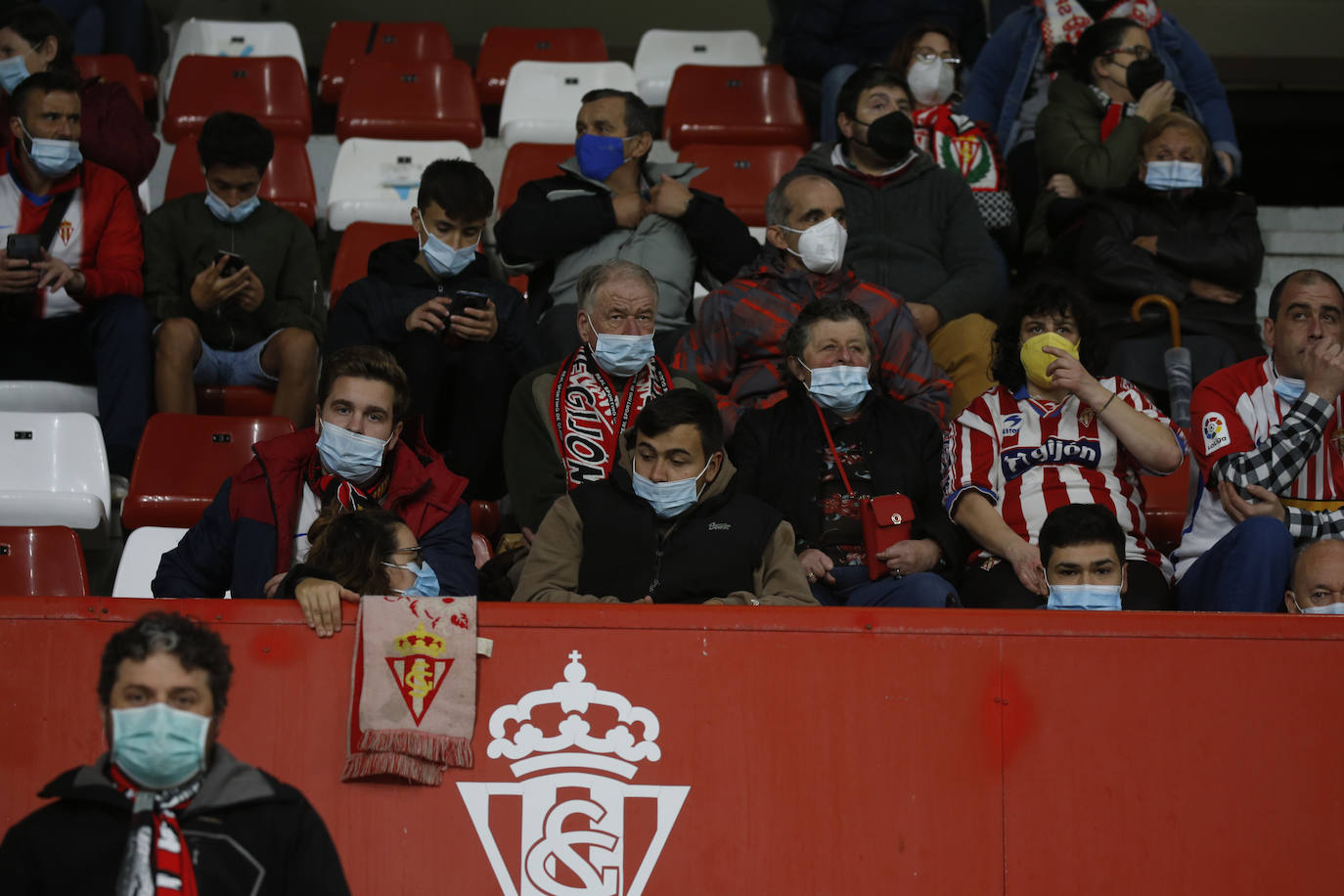 Fotos: ¿Estuviste en el Sporting-Almería? ¡Búscate!