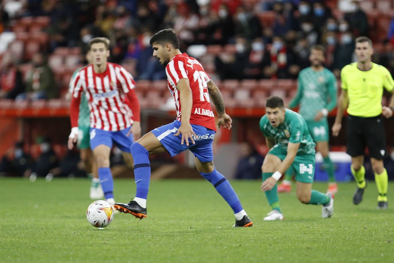 Estas son las mejores imágenes del partido disputado en El Molinón entre el Sporting y el Almería (0-1). 