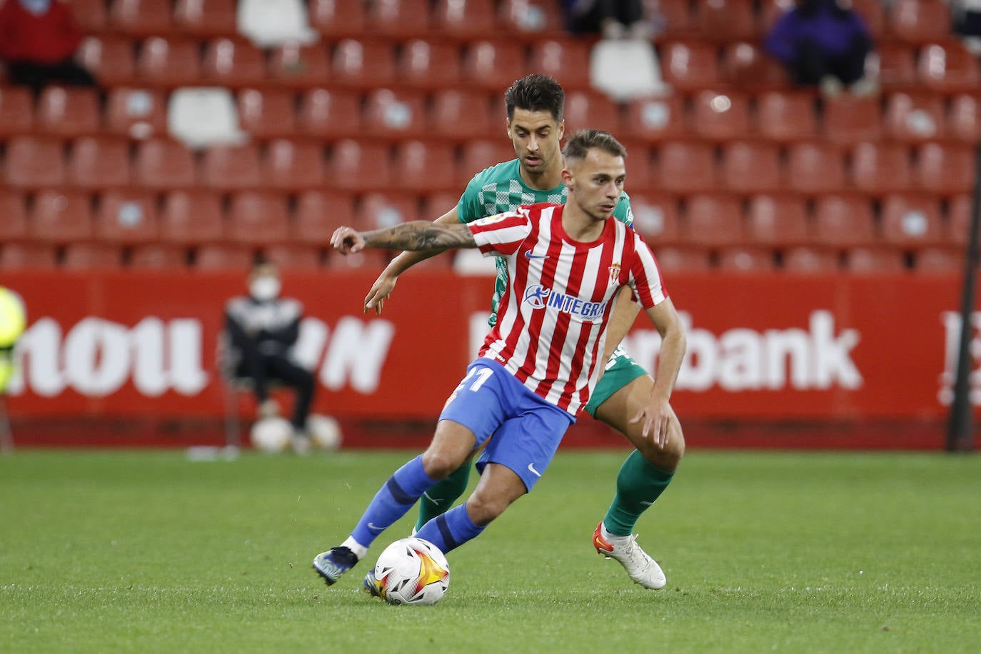 Estas son las mejores imágenes del partido disputado en El Molinón entre el Sporting y el Almería (0-1). 