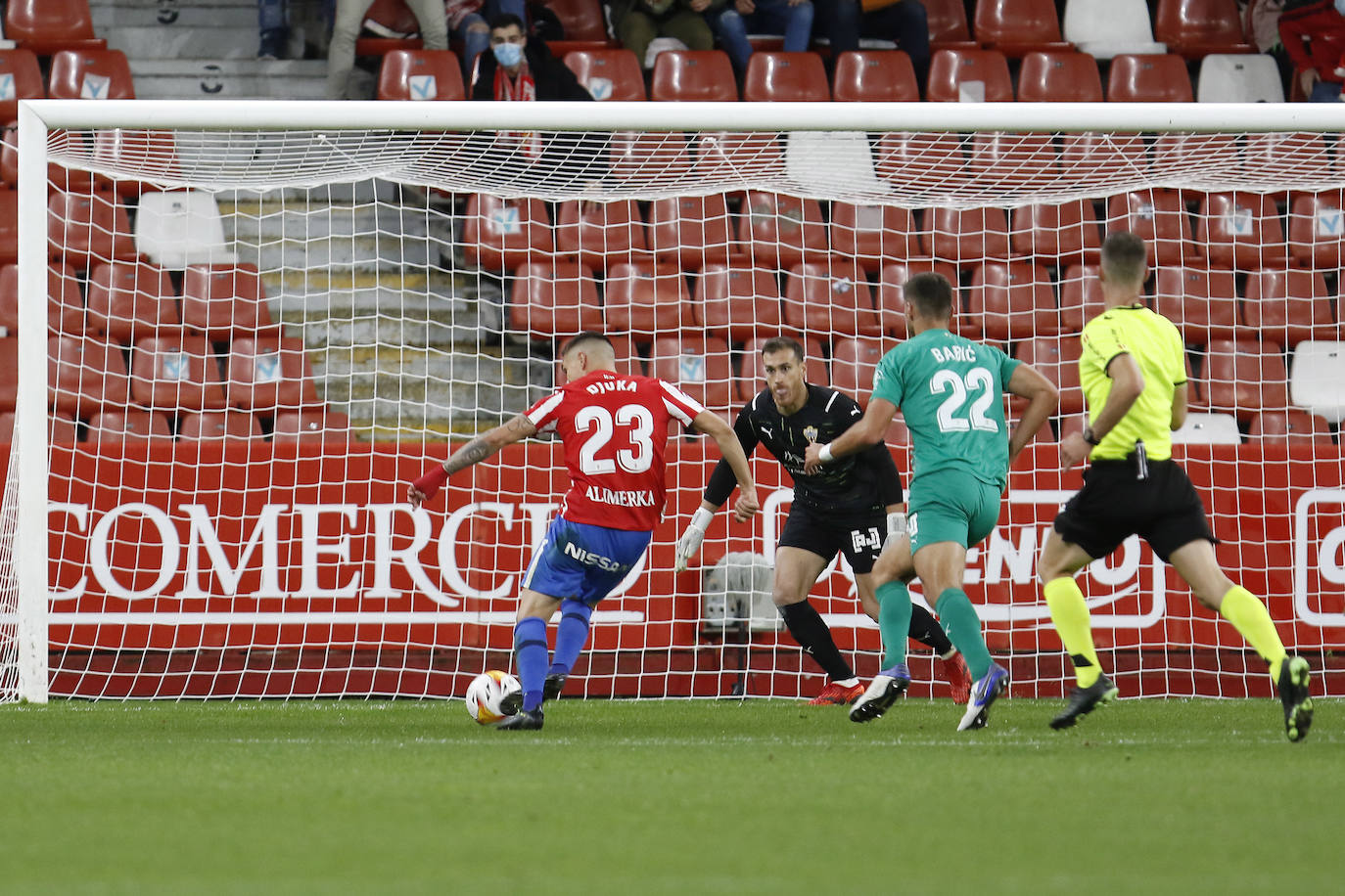 Estas son las mejores imágenes del partido disputado en El Molinón entre el Sporting y el Almería (0-1). 