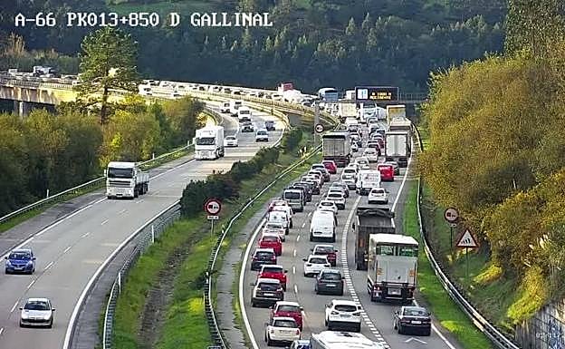 El incendio del vehículo provocó importantes retenciones 