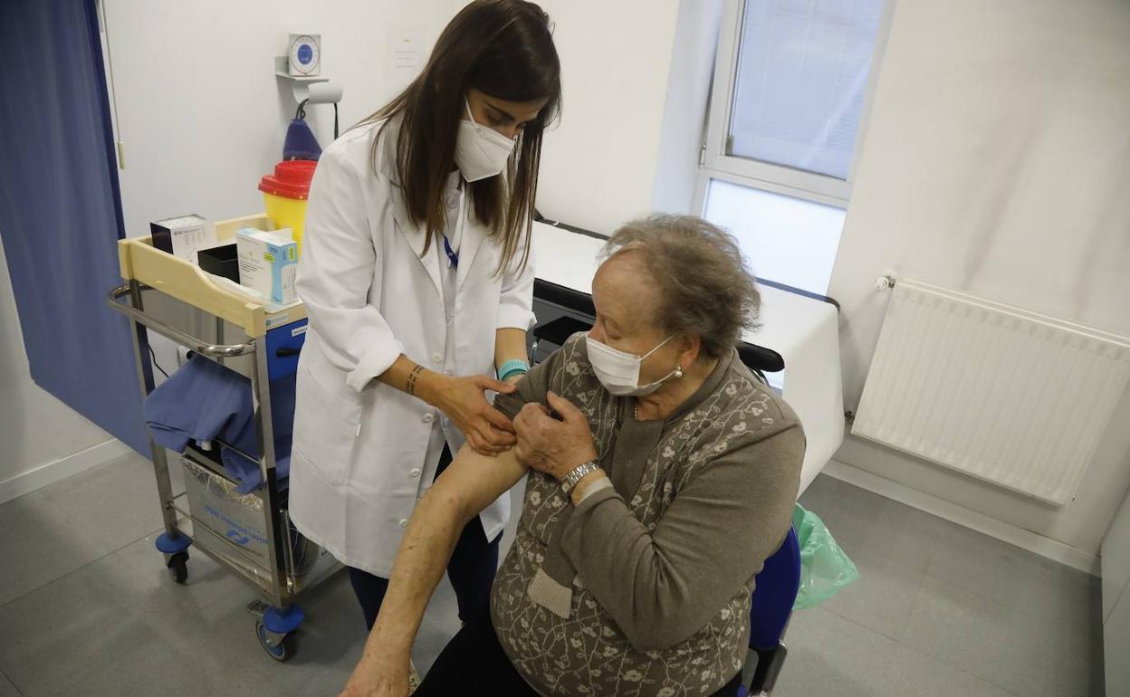 Herminia Pellico, una de las primeras mujeres en recibir la vacuna contra la gripe en Langreo 