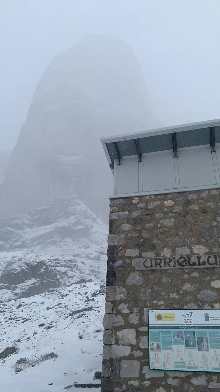Las primeras nieves llegan al Urriellu. 