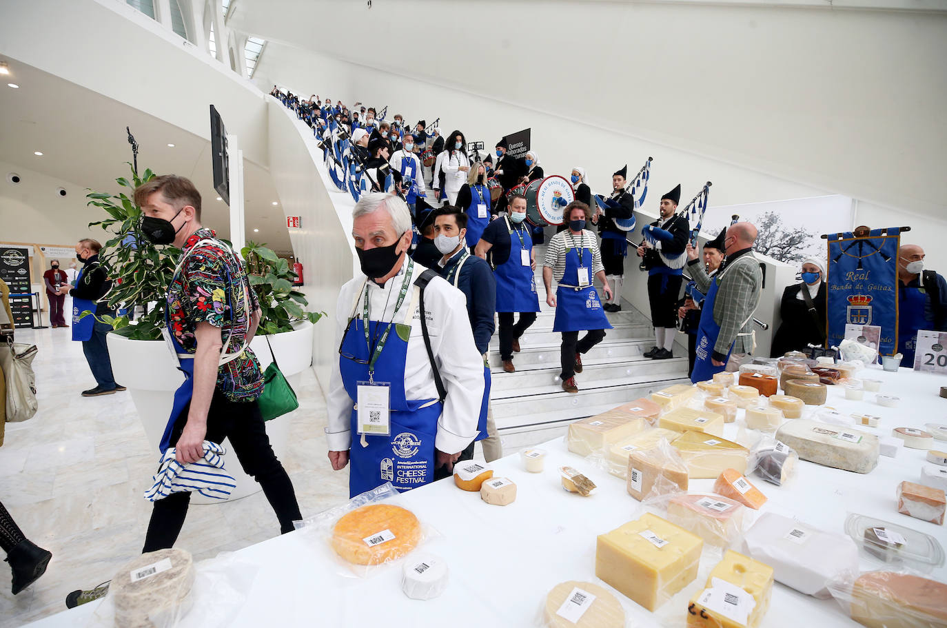Oviedo y Asturias serán, hasta el próximo sábado, el epicentro global de la cultura quesera gracias a la celebración del Festival Internacional del Queso y de la trigésimo tercera edición de los World Cheese Awards que deciden el mejor queso del mundo en el Palacio de Exposiciones y Congresos del Calatrava. 
