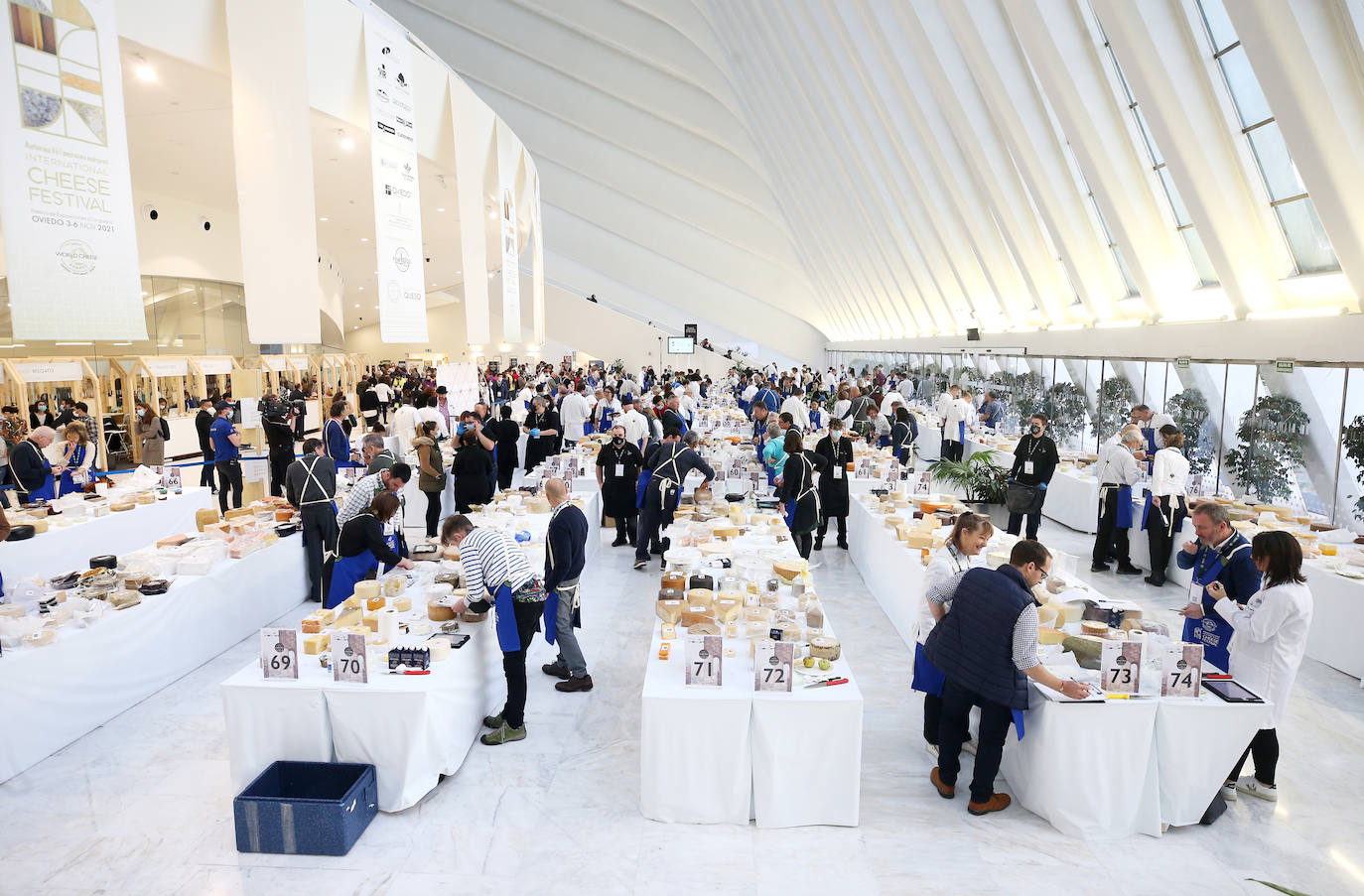 Oviedo y Asturias serán, hasta el próximo sábado, el epicentro global de la cultura quesera gracias a la celebración del Festival Internacional del Queso y de la trigésimo tercera edición de los World Cheese Awards que deciden el mejor queso del mundo en el Palacio de Exposiciones y Congresos del Calatrava. 