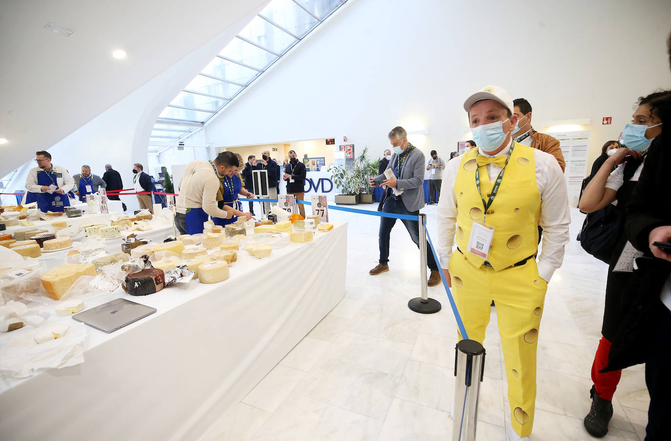 Oviedo y Asturias serán, hasta el próximo sábado, el epicentro global de la cultura quesera gracias a la celebración del Festival Internacional del Queso y de la trigésimo tercera edición de los World Cheese Awards que deciden el mejor queso del mundo en el Palacio de Exposiciones y Congresos del Calatrava. 