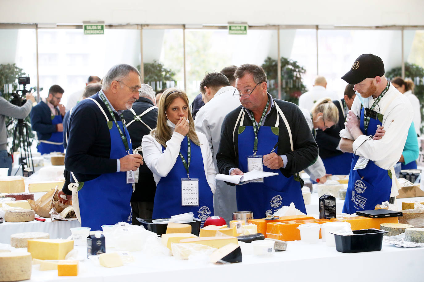 Oviedo y Asturias serán, hasta el próximo sábado, el epicentro global de la cultura quesera gracias a la celebración del Festival Internacional del Queso y de la trigésimo tercera edición de los World Cheese Awards que deciden el mejor queso del mundo en el Palacio de Exposiciones y Congresos del Calatrava. 