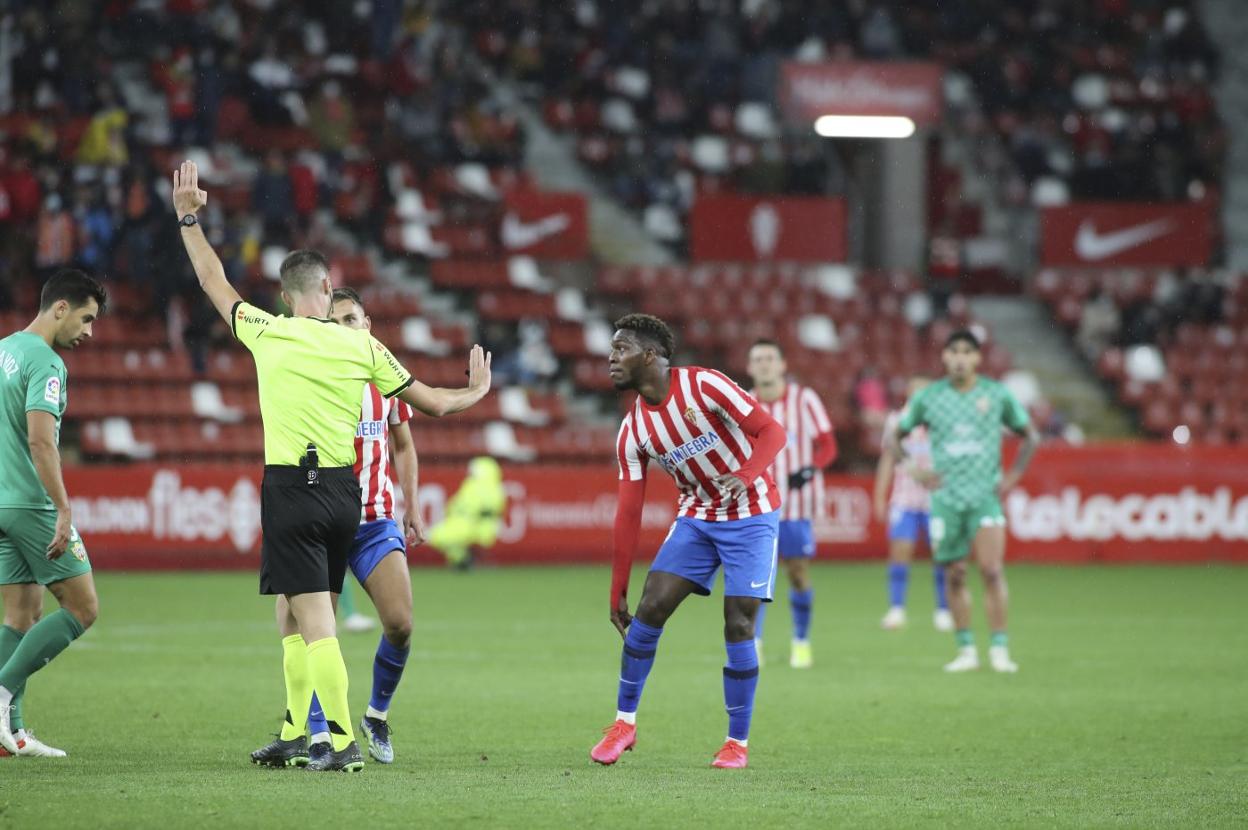 'Puma' Rodríguez protesta al árbitro después de la acción en la que fue derribado dentro del área y terminó marcando gol en posición antirreglamentaria.