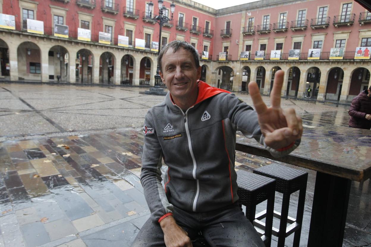 Denís Urubko, ayer, en la plaza Mayor de Gijón. 