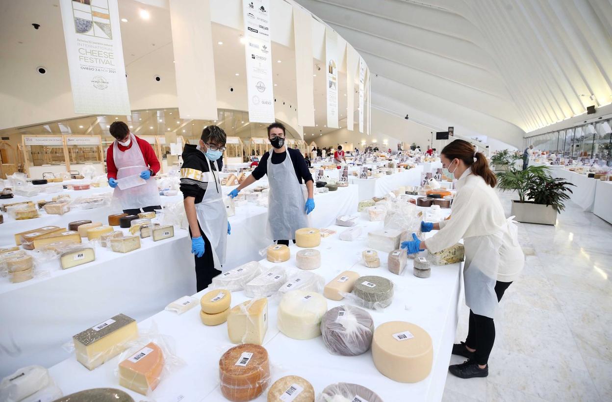 Cientos de productores y el personal del International Cheese Festival ultimaban ayer los preparativos para los World Cheese Awards en el Palacio de Congresos del Calatrava. 