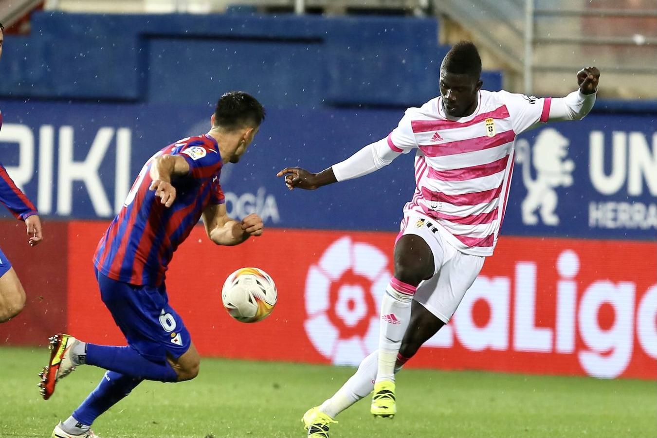 Estas son las mejores imágenes del partido disputado entre el SD Eibar y el Real Oviedo (1-0).