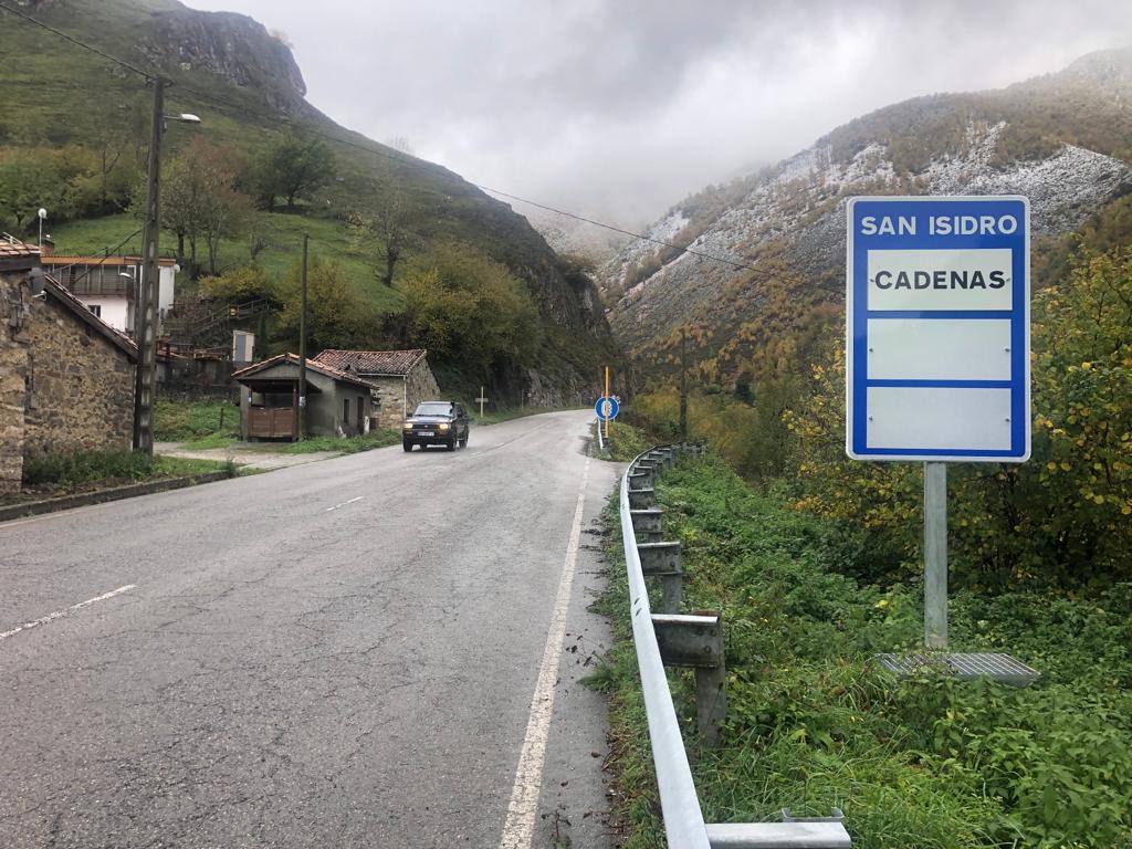 La nieve ha regresado esta semana a las zonas más altas de Asturias y ha afectado al tráfico rodado en algunos puertos de montaña 