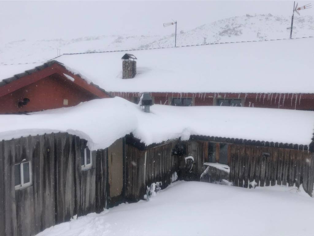 La nieve ha regresado esta semana a las zonas más altas de Asturias y ha afectado al tráfico rodado en algunos puertos de montaña 